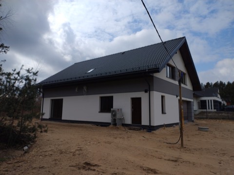 Dom wśród drzew z grafitowym dachem — ujęcie 1