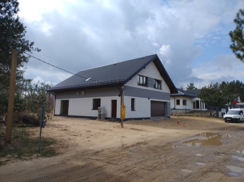 Dom wśród drzew z grafitowym dachem — ujęcie 3
