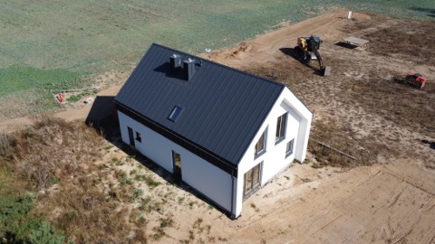 Grafitowy dach dwuspadowy jasnego domu — ujęcie 1