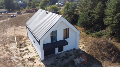 Grafitowy dach dwuspadowy jasnego domu — ujęcie 2