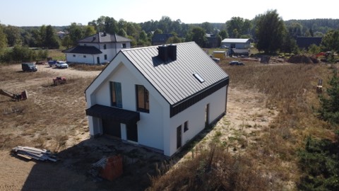 Grafitowy dach dwuspadowy jasnego domu — ujęcie 3