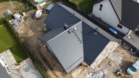 Wielopołaciowy dach podczas montażu pokrycia — ujęcie 7