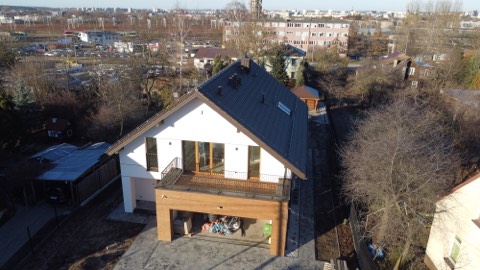 Gotowy dach domu z oknami połaciowymi i kominami — ujęcie 1