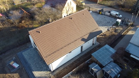 Gotowy dach domu z oknami połaciowymi i kominami — ujęcie 4