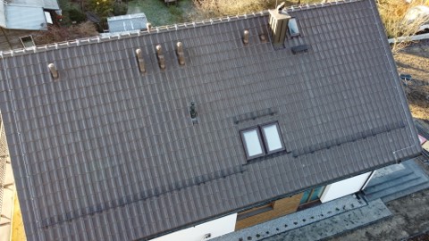 Gotowy dach domu z oknami połaciowymi i kominami — ujęcie 5