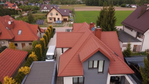 Dach budynku widziany z drona — ujęcie 1