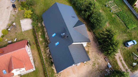 Realizacja dachowa widziana z lotu ptaka — ujęcie 2