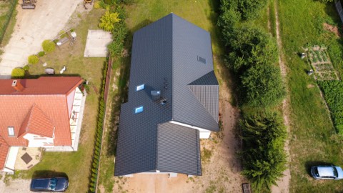 Realizacja dachowa widziana z lotu ptaka — ujęcie 3
