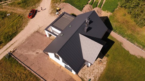 Realizacja dachowa widziana z lotu ptaka — ujęcie 4
