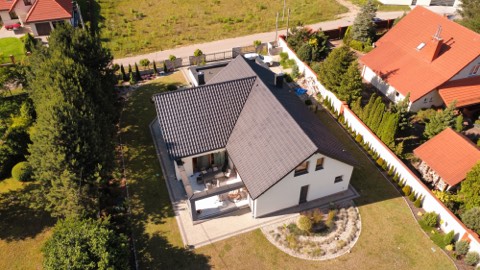 Realizacja dachowa widziana z lotu ptaka — ujęcie 8