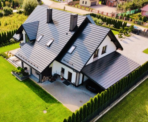 Dach budynku mieszkalnego widziany z drona — ujęcie 1