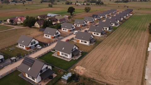 Dach budynku mieszkalnego widziany z drona — ujęcie 3