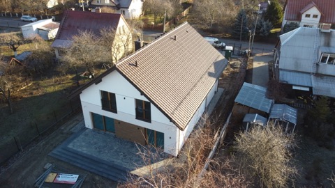Dom z rozbudowanym dachem — ujęcie 1