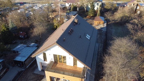 Dom z rozbudowanym dachem — ujęcie 8