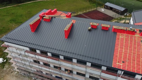 Pokrycie dużego budynku — ujęcie 3