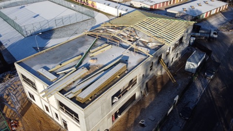 Prace na rozległym dachu — ujęcie 10