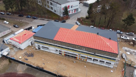 Prace na rozległym dachu — ujęcie 13