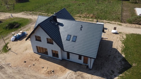 Grafitowy dach z oknami — ujęcie 9