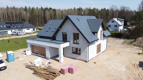 Grafitowy dach z oknami — ujęcie 11
